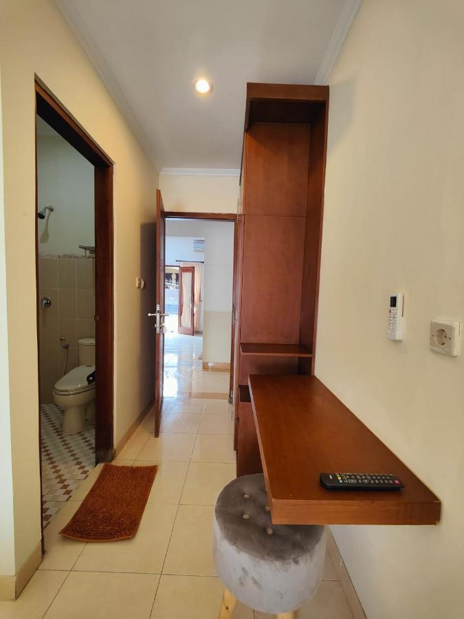 Adiputra Guesthouse 2 By Homiq Ngabean Exteriör bild