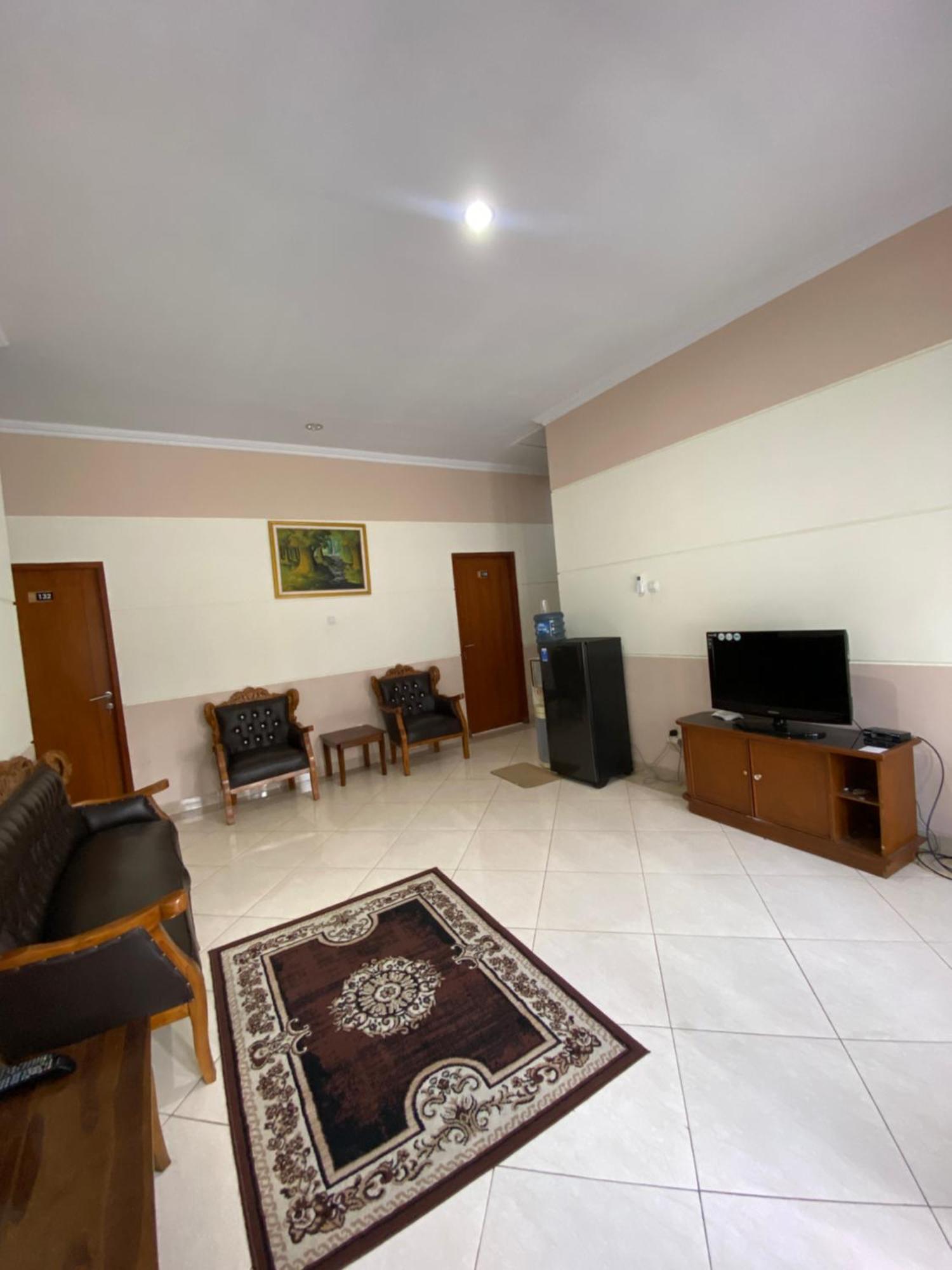 Adiputra Guesthouse 2 By Homiq Ngabean Exteriör bild