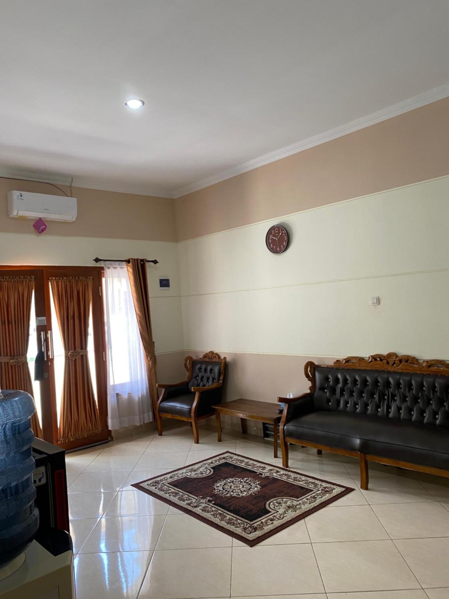Adiputra Guesthouse 2 By Homiq Ngabean Exteriör bild