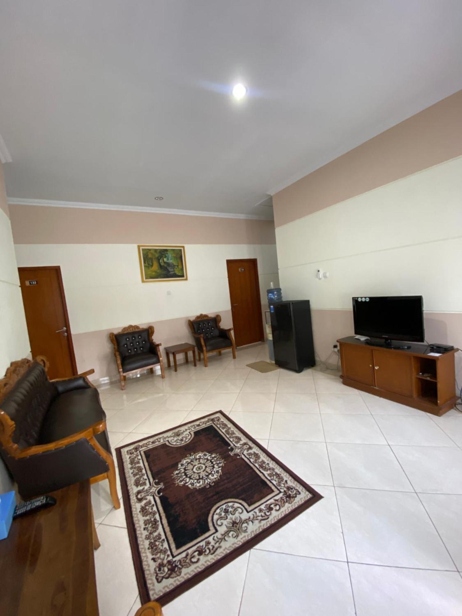 Adiputra Guesthouse 2 By Homiq Ngabean Exteriör bild