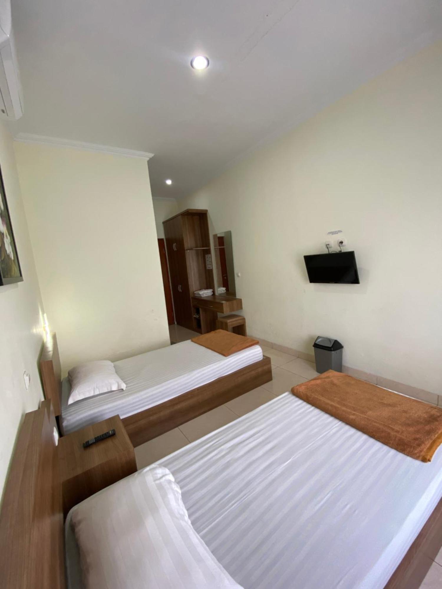 Adiputra Guesthouse 2 By Homiq Ngabean Exteriör bild