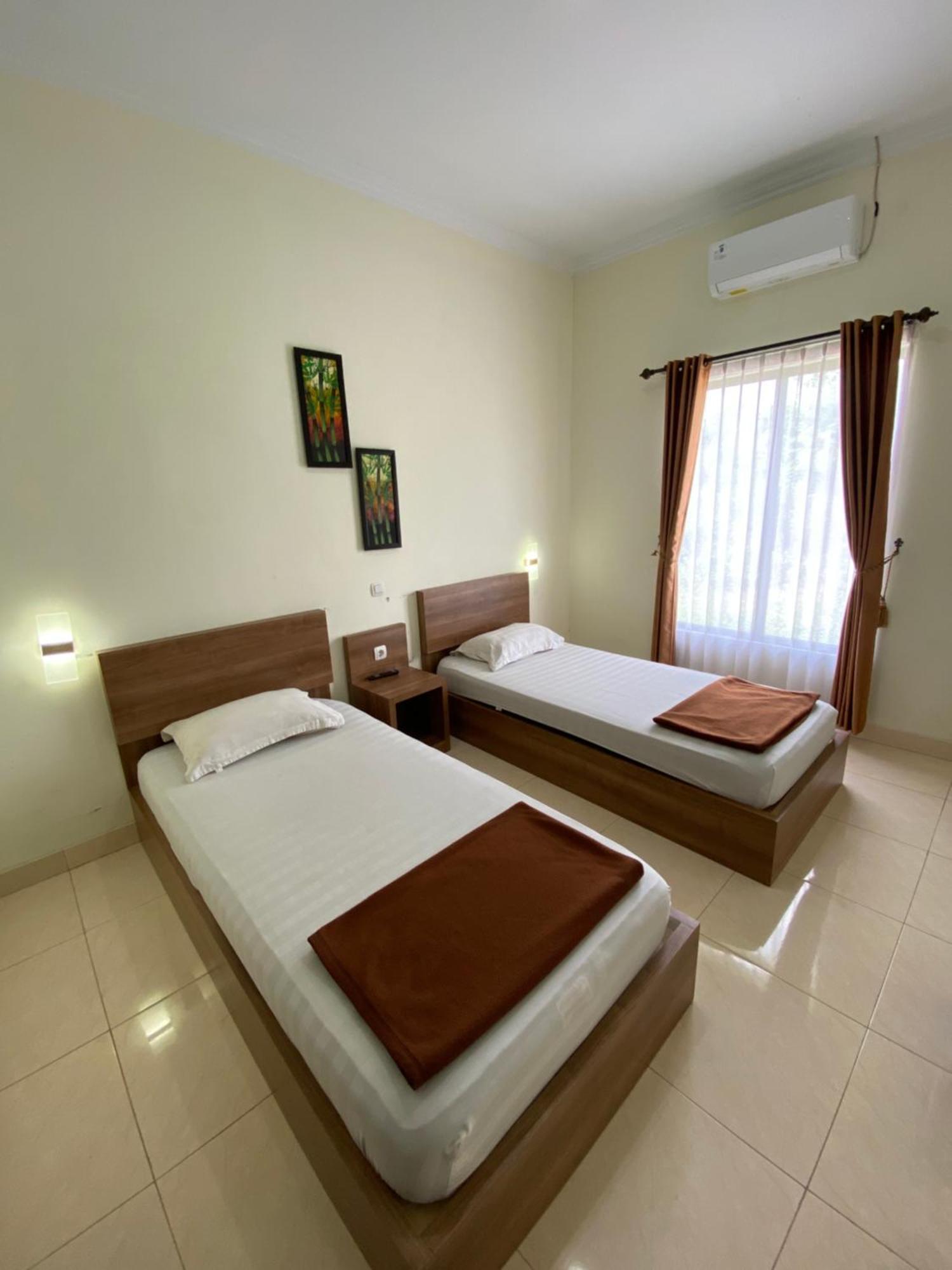 Adiputra Guesthouse 2 By Homiq Ngabean Exteriör bild